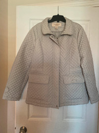 Women’s quilted jacket with 2 front pockets.
