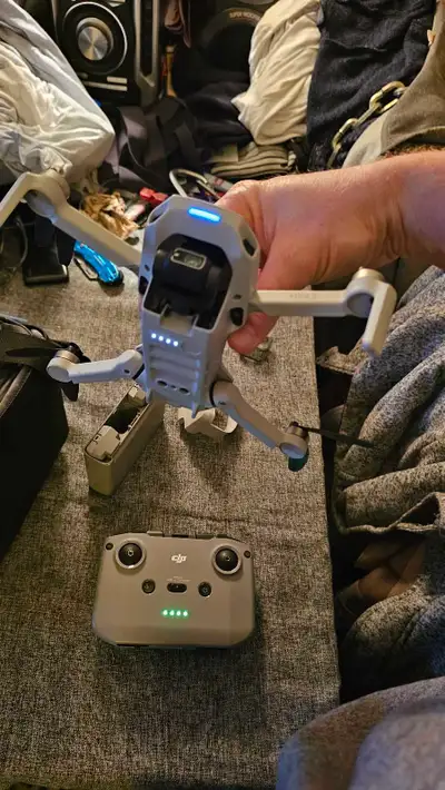 Drone dji mini 2 comme neuf avec 3 baterie carte mémoire manette longue porté 10 kilomètres et sac d...