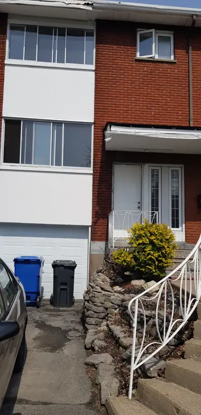 Beautiful townhouse in heart of Pointe-Claire. Walking distance to Walmart, HomeDepot, Fairview ,Sch...