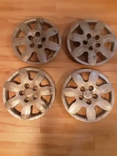 4 enjoliveurs de roues 15 pouces de marque hyundai Inviolable et incassable ,fait sur plusieurs modè...