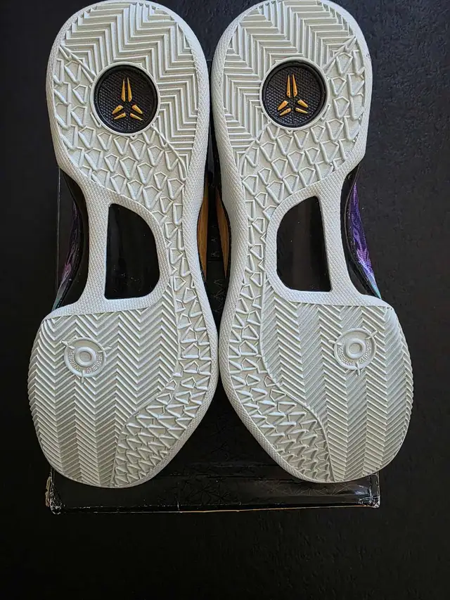 Kobe 8 Easter size 8 in Men's Shoes in Mississauga / Peel Region - Image 7