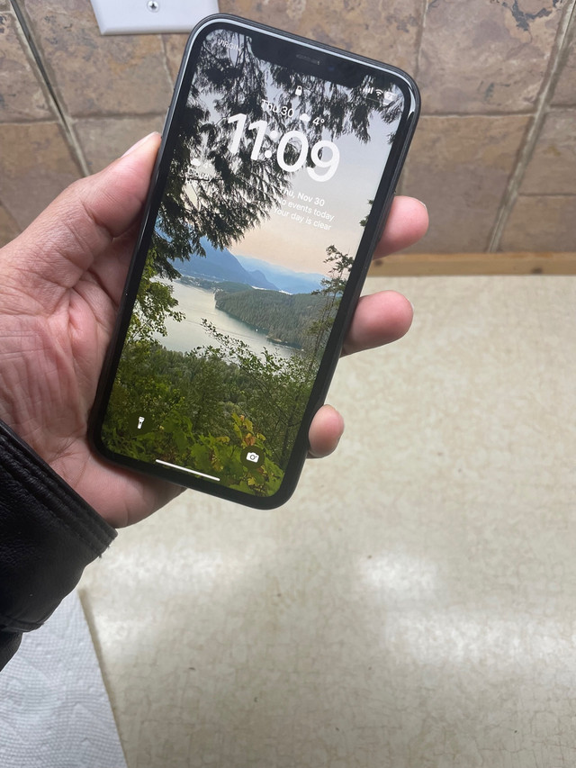 iPhone 11 128gb in Cell Phones in Mission - Image 4