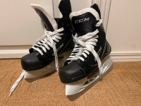 Like new CCM skates RIBXT 17 size 4 JR D ice skates