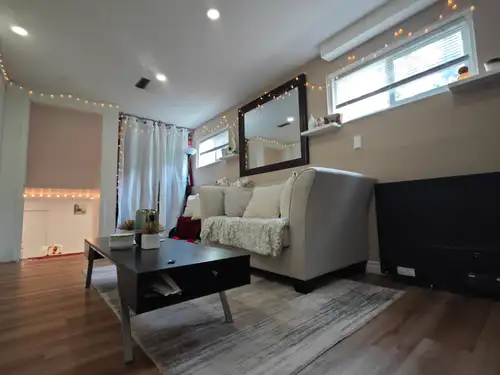 *****Available when you see it! Tenants resides! Call to book showing 4 hours ahead after Read thru...