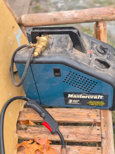 70 AMP WIRE FEED WELDER IN GOOD CONDITION COMES WITH A FEW ROLLS OF WELDING WIRE.ALSO COME SWITH MOB...