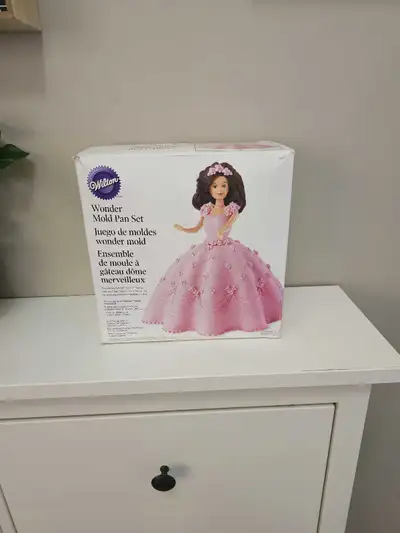 Wilton Wonder Mold Cake pan Set Didnt end up using this The box got a little banged up $20 Pick up i...