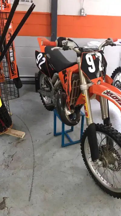 Motocross tête de moteur fraichement remonté. les vitesses viens d'être rodé. Je n'ai plus le temps...