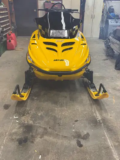 1999 summit 670ho. 100 km on rebuild with new crank and pistons. New windshield , ignition coil , ca...