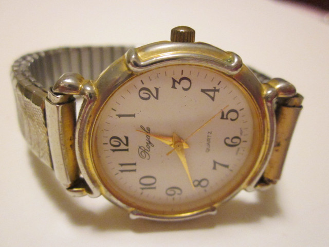 WORKING VINTAGE QUARTZ WATCH GOLD TONE A LITTLE WORN in Jewellery & Watches in St. Catharines