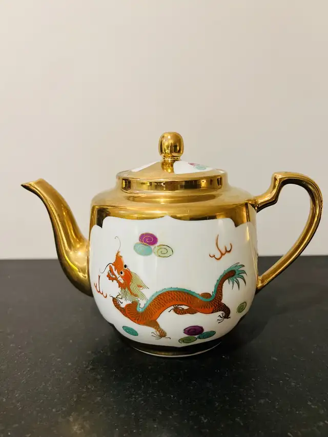 VTG Porcelain Dragon Chinese Teapot in Kitchen & Dining Wares in Mississauga / Peel Region - Image 2
