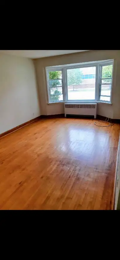 1 BEDROOM APARTMENT FOR RENT $1450 A MONTH PLUS HYDRO. GOOD LOCATION GOOD SIZE. 1 PARKING SPOT AVAIL...