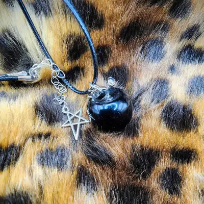 Collier de style unique, orné d'un pendentif d'obsidienne noire en forme de pomme. Fait par moi-même...