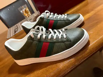 Step out in style with these Gucci Supreme H20 sneakers, size 10, showcasing the iconic green and re...