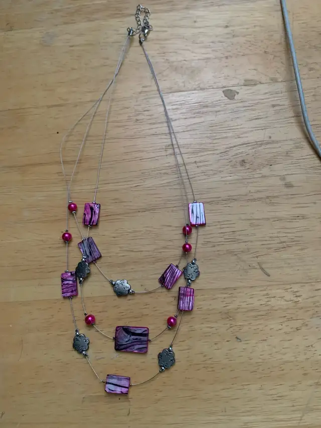 Assorted pink necklaces-beads/pearl/onyx/ tortoiseshell in Jewellery & Watches in City of Montréal - Image 2