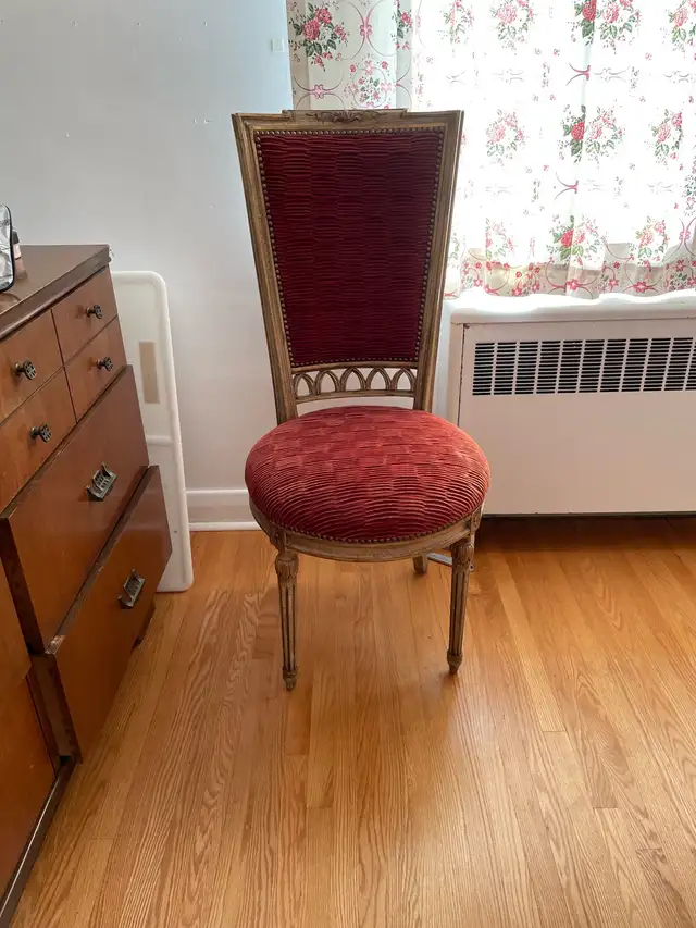 Red Accent Chair in Chairs & Recliners in City of Toronto - Image 3