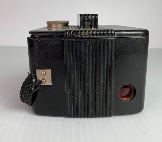 Kodak Bulls Eye Six-20 Bakelite Box Camera in Cameras & Camcorders in City of Toronto - Image 4