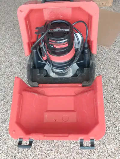 This is a used Sears Craftsman router, a versatile tool for any woodworking enthusiast. It is in goo...