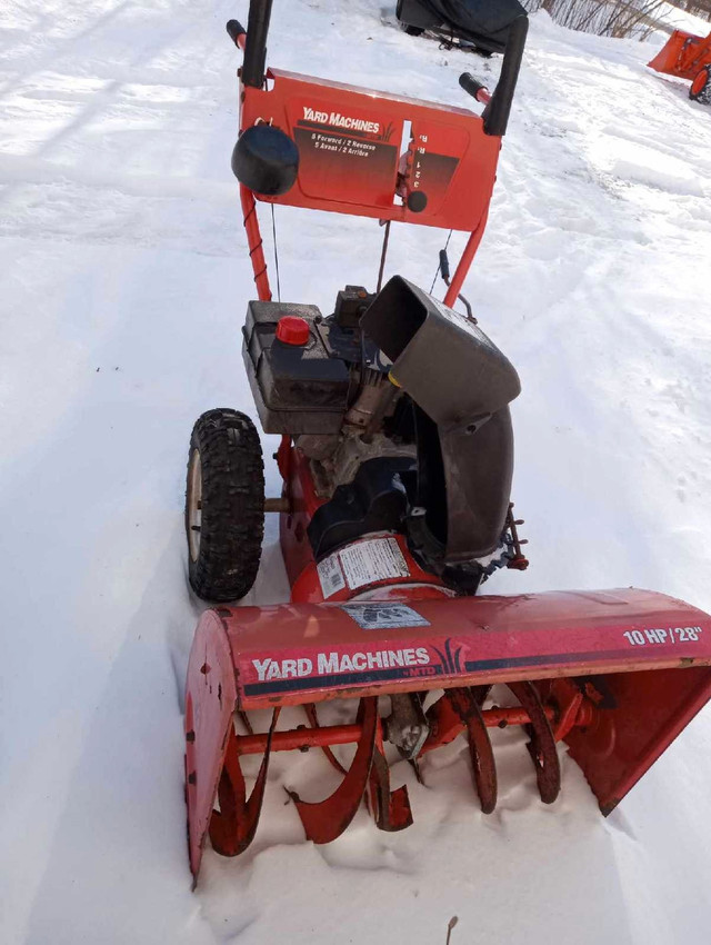 Snow blower 28inch in Snowblowers in Belleville - Image 3