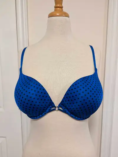 This is a La Senza blue polka dot push-up bra in size 34D. This bra is in excellent condition and re...