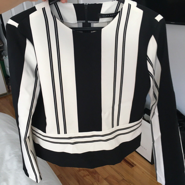 Zara black and white stripe blouse dans Femmes - Hauts et vêtements d'extérieur  à Ville de Montréal