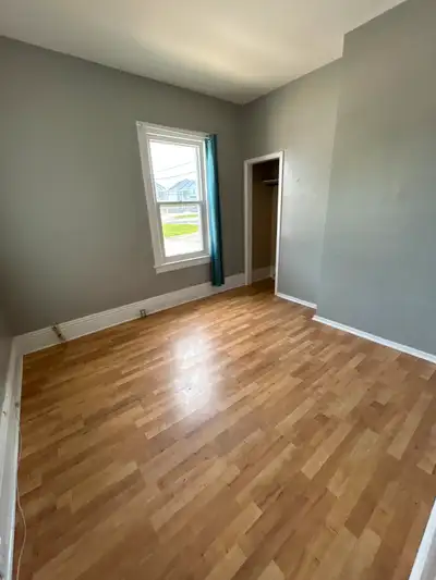 2.5 bed, 1 bath - main floor for rent