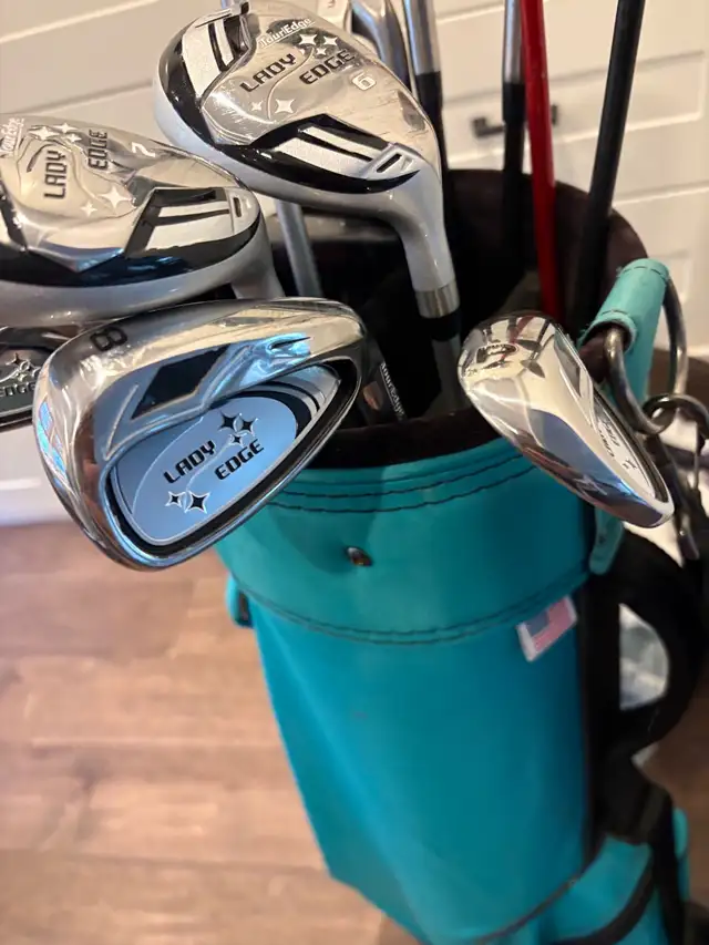 women’s right handed golf clubs and bag  in Golf in Guelph - Image 8