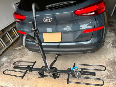 Support À Vélos Double Cargo Master, utilisé deux fois seulement, avec Barrure à Clé, IMPECCABLE !!!...