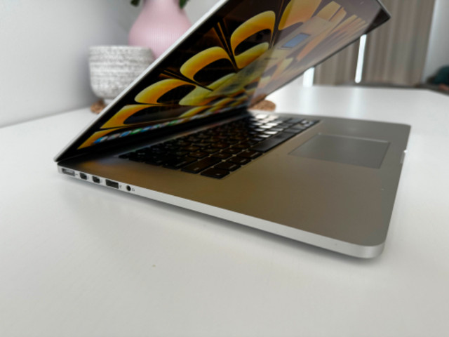 Apple MacBook Pro 15" Retina Quad-Core Intel i7 4GHz, 2GB Video in Laptops in Victoria - Image 2