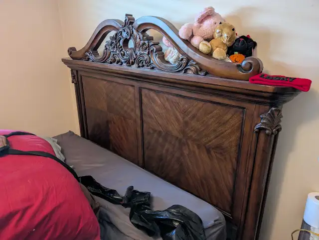 Bedroom Set in Dressers & Wardrobes in Calgary - Image 4
