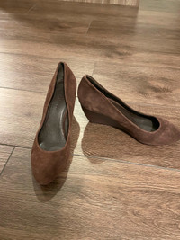 Chaussure d'été brun à talon compensé en suede, neuve pointure 7