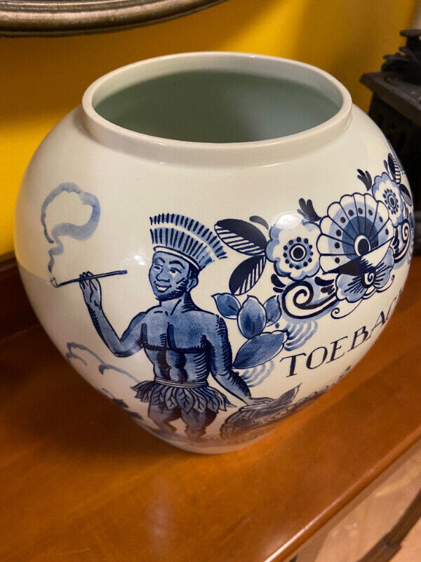 Vintage Delft Blue ToeBack Goedewaagen Gouda Holland Tobacco Jar in Arts & Collectibles in Oshawa / Durham Region - Image 4