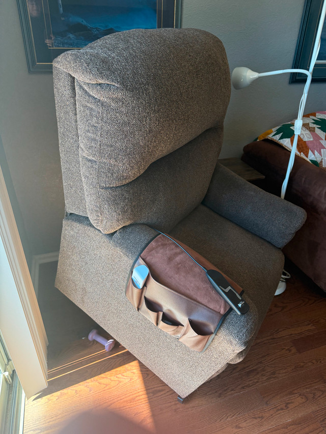 Lift Chair in Chairs & Recliners in City of Toronto - Image 4