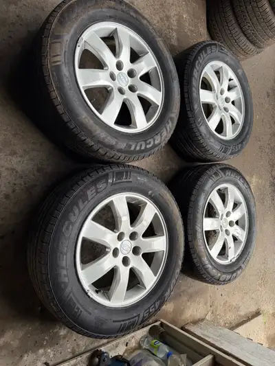 Came off Kia sorento Bolt pattern 5x114.3 Center bore 67.1 Size 235/65/17 One season left on the tir...