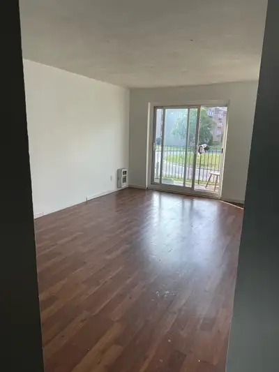 Large living room for rent, 4374730016