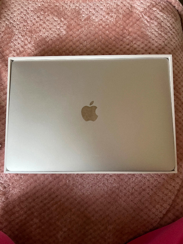 13.3’ MacBook Air 2020 in Laptops in Chatham-Kent - Image 2
