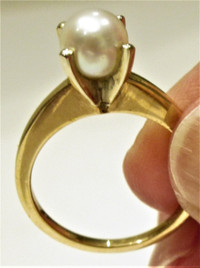 VINTAGE PEARL AND YELLOW 14-18 KT GOLD ??? RING, APPROX. SIZE 8
