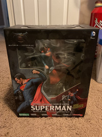 Superman statue. Batman v Superman: Dawn of Justice 