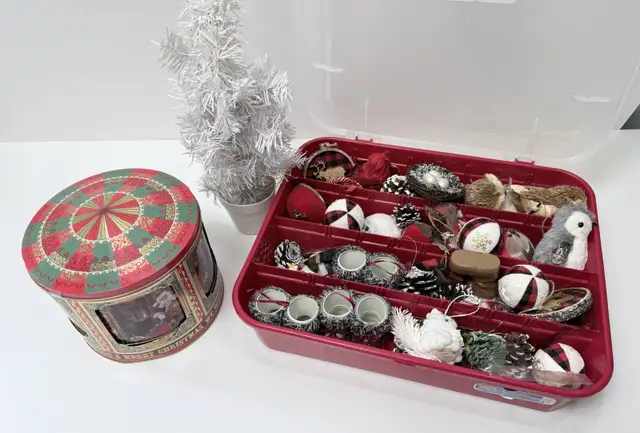 Huge Christmas Decoration Lot Mixed Holiday Decor in Holiday, Event & Seasonal in Ottawa - Image 5