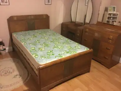 Solid Wood Matching 3 Piece Bedroom Set in Good Condition. Just not needed anymore.