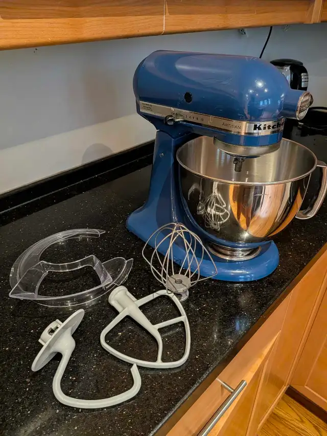 KitchenAid Artisan Stand Mixer in Processors, Blenders & Juicers in City of Toronto - Image 4