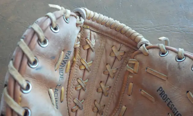 Vintage Baseball Glove, Expos, 5526, Professional Model in Arts & Collectibles in Stratford - Image 5