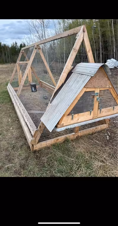 Big rabbit cage for sale. It’s built strong. It’s easily moved from place to place for fresh grass....