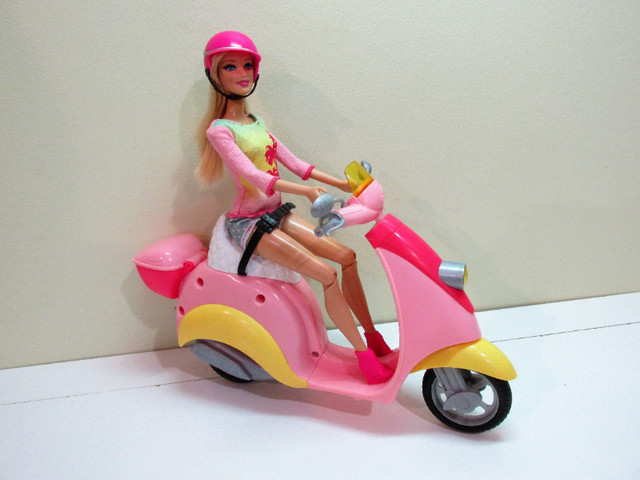Barbie en scooter apporte une bouteille d'eau et un kodak dans Jouets et jeux  à Sherbrooke - Image 3