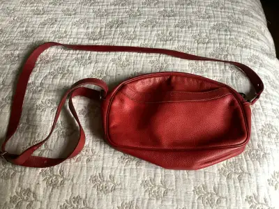 Très beau sac en cuir rouge Longchamps