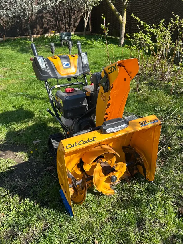 souffleuse à neige Cub Cadet in Lawnmowers & Leaf Blowers in Laval / North Shore - Image 2