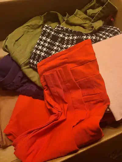 13 pieces of women clothing xs. Guess, le chateau, dynamite and some other brand. The box is 50$. Sm...