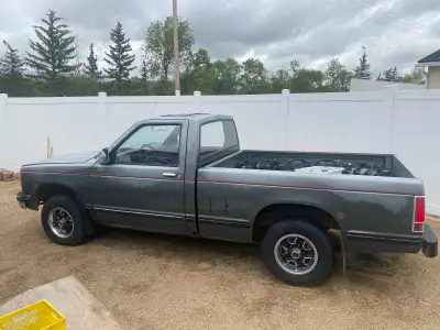 Shortbox regular cab. 4 cylinder, 4 speed. Motor is no good. Pretty clean body. Comes with panels to...