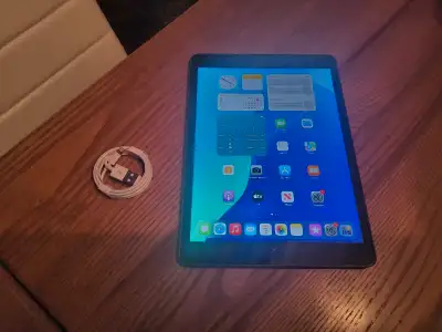 Apple iPad 7ème génération 128 Go - Gris sidéral - Wi-Fi , View more