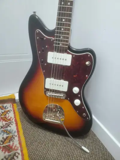 Squier Jazzmaster Classic Vibe avec étui...$450. Line 6 POD X3 Live multi-effet...$250.