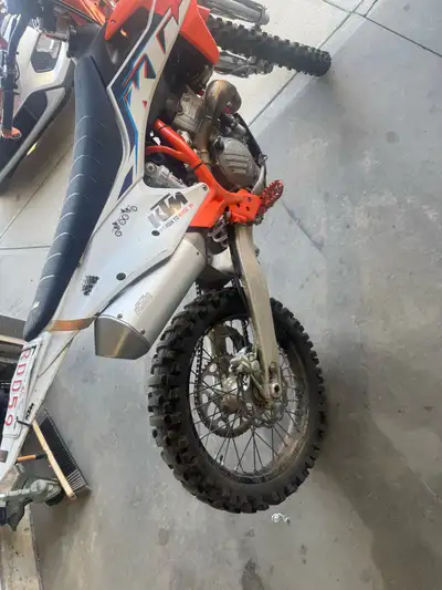 Purchased new in 2022 from Lethbridge Honda. One owner. It currently has 88 hours. Never jumped or a...